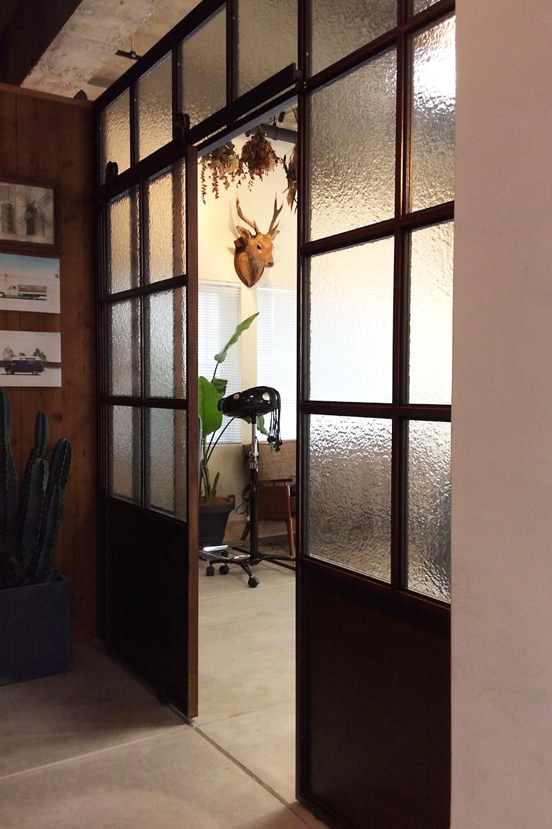 アイアンサッシ扉にデザインガラスの「サハラ」を使用した事例 (神奈川 