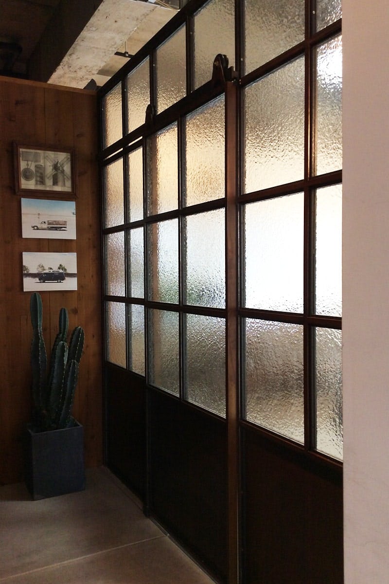 アイアンサッシ扉にデザインガラスの「サハラ」を使用した事例 (神奈川 