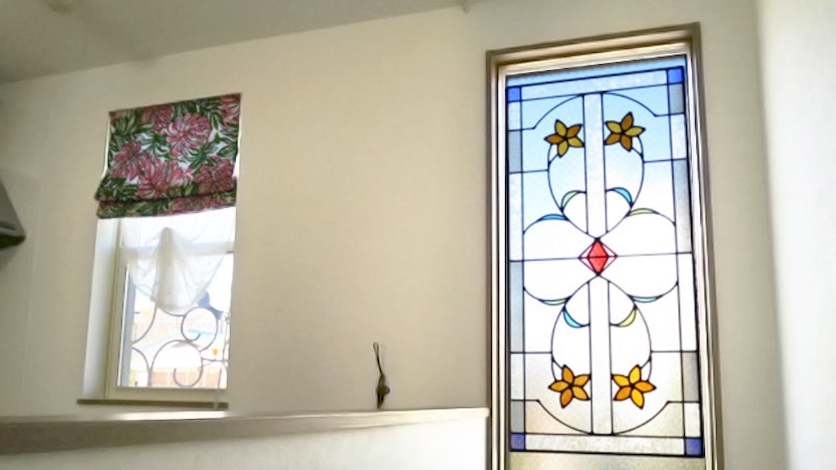 階段のFIX窓に設置したステンドグラス「ラインアート」-屋内からの様子