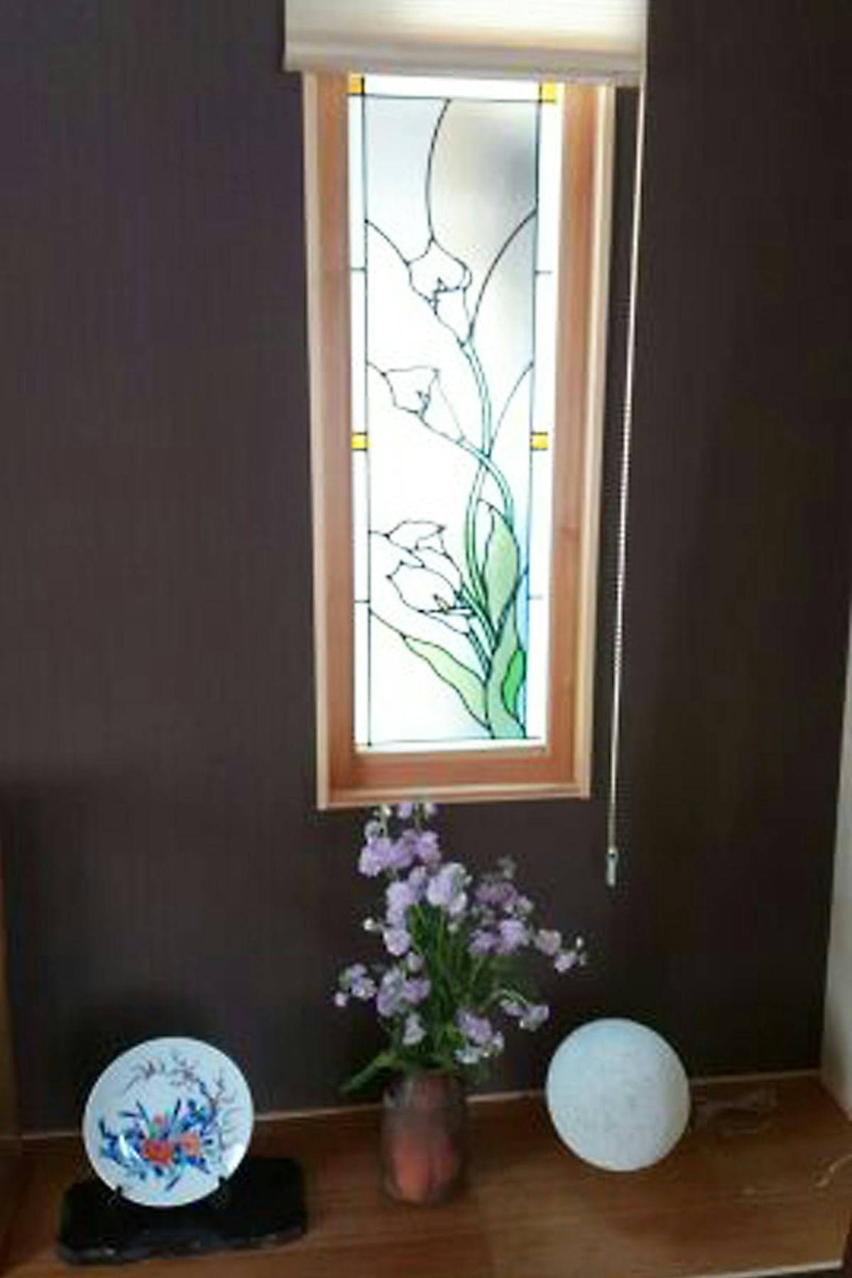 和室に設置したステンドグラス「ブリリアントモーメント」