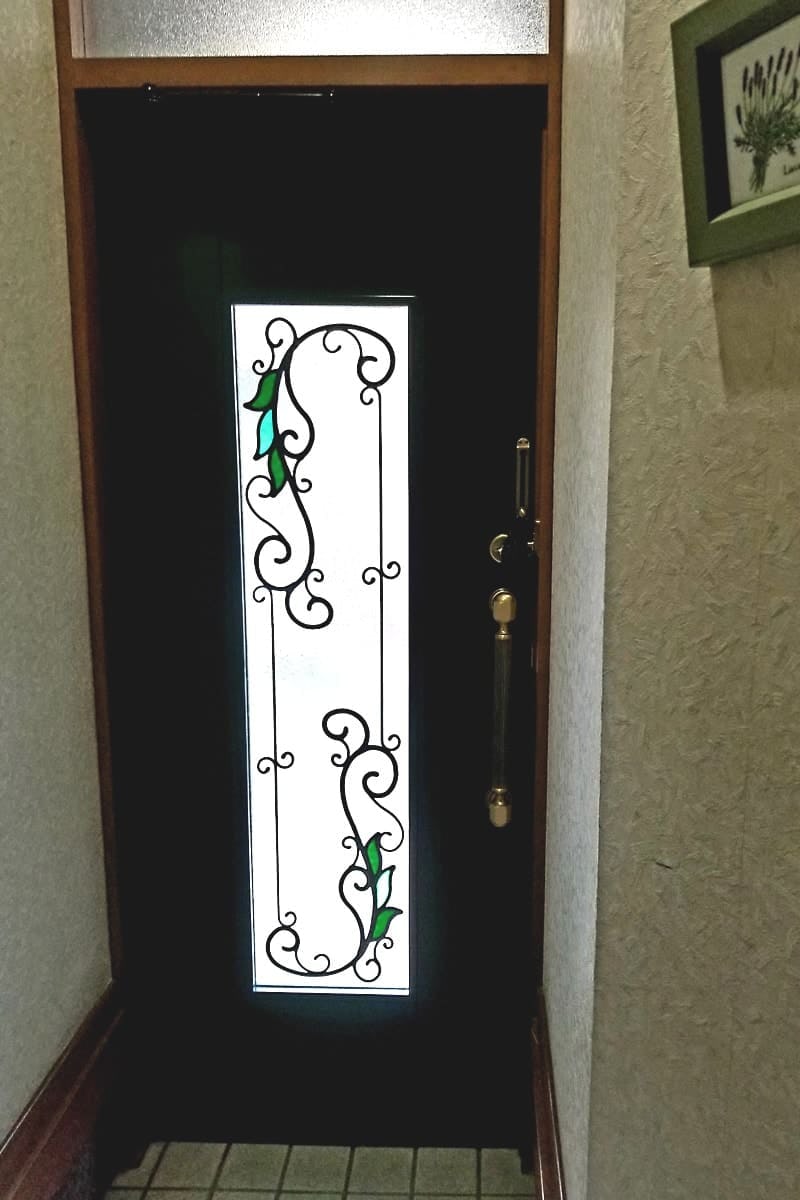 玄関ドアに設置したステンドグラス「ラインアートカラー LC03」