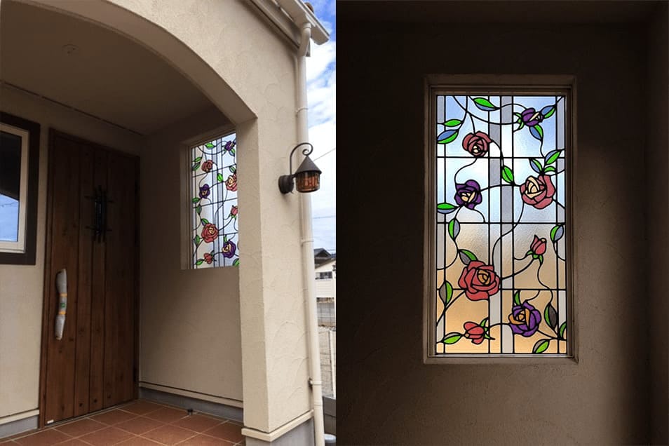 「ブリリアント モーメント G02」が設置された玄関の飾り窓