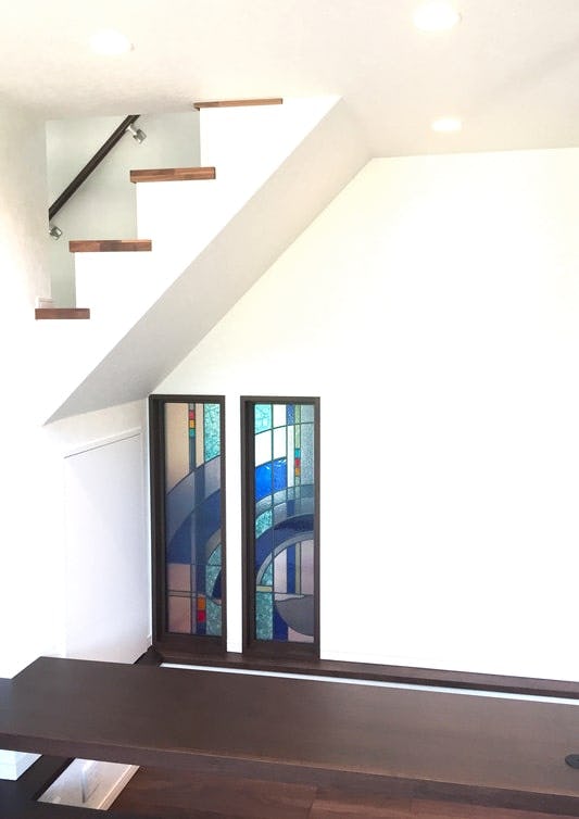 玄関ホールを飾るステンドグラスに！「ブリリアントモーメント」を使用