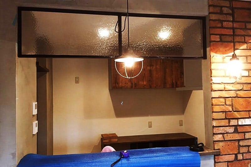 キッチンカウンターの欄間に「SAG-027 サハラ」を設置した事例