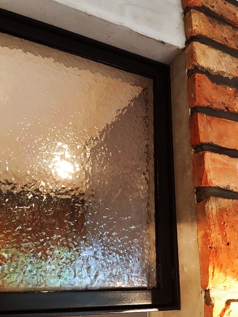 キッチンカウンターの欄間に「SAG-027 サハラ」を設置した事例