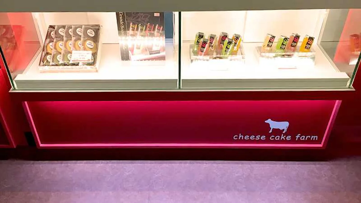 菓子店ショーケースに「KCO-008 塗装カラーガラス 彩 深緋」を設置した事例