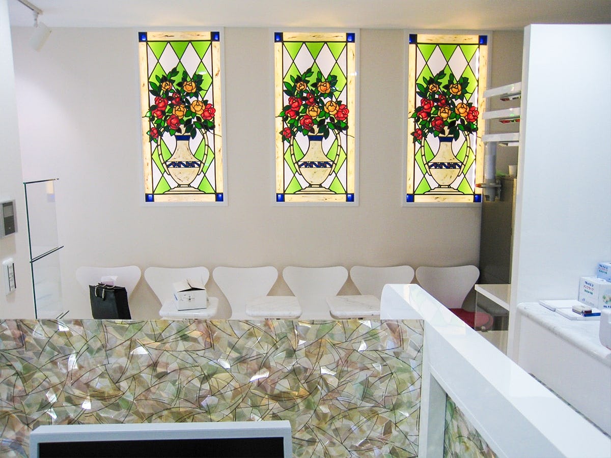 店舗内を華やかに！装飾窓に「ニューステンド」を使用した事例(長野県