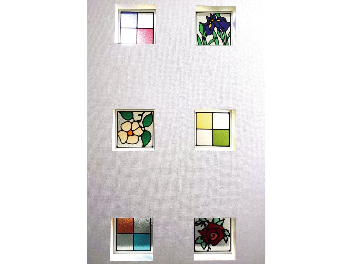 住宅の小窓に6種のステンドグラスを使用したお写真