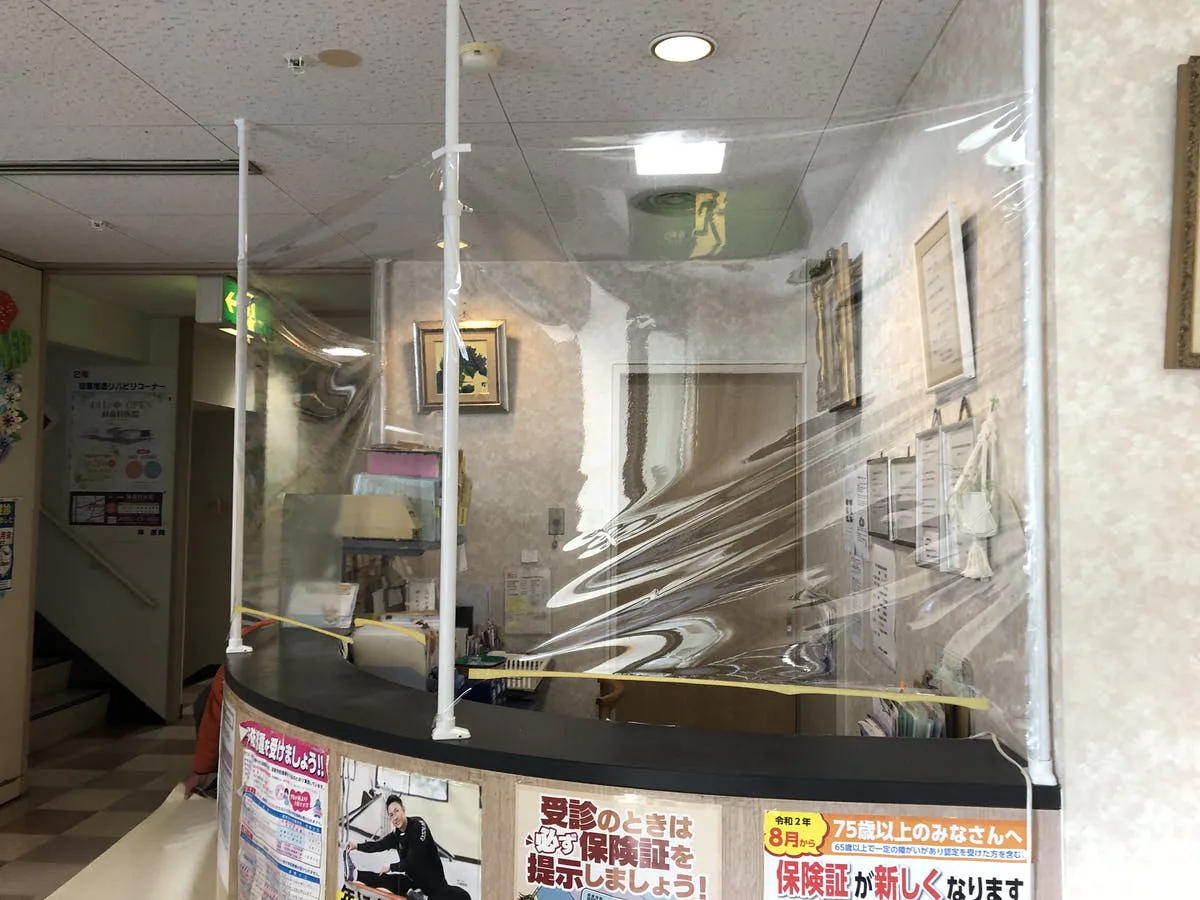 パーテーションを病院の受付に使用した事例｜オーダーガラス板.com