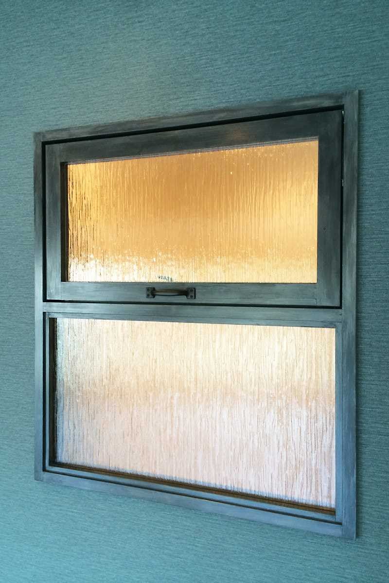 明かりとり窓に使用した「SAG-028 クラ」
