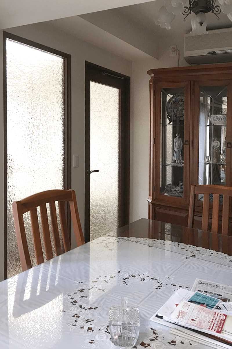 寝室とリビングの間のドアとFIX窓に「SAG-008 アブストラクト」を設置