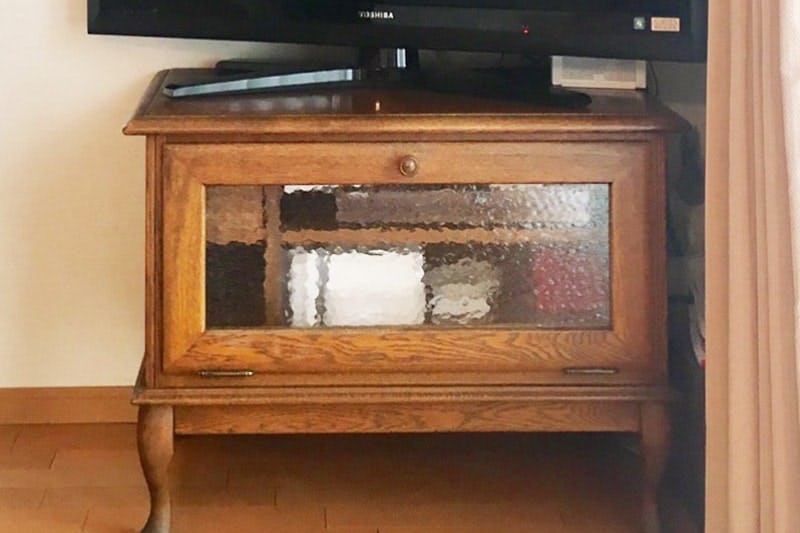 テレビボードのガラス窓に使用した「キャセドラルMIN」-ガラス交換後