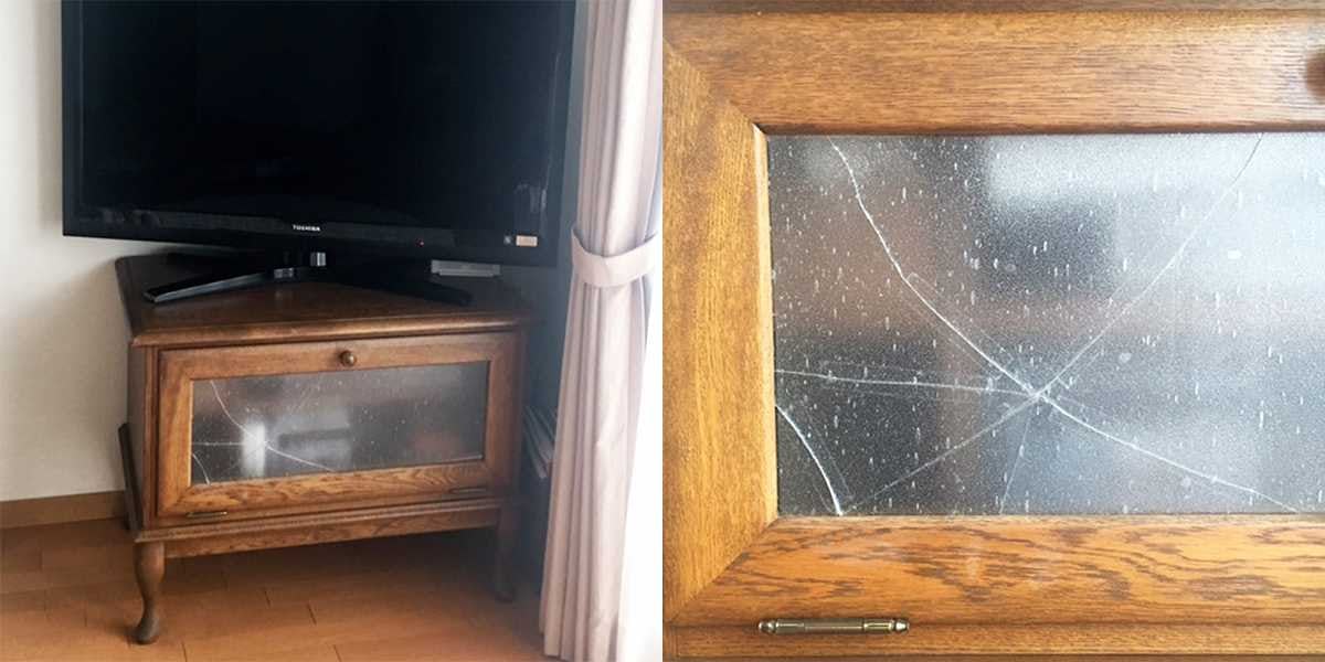 テレビボードのガラス窓に使用した「キャセドラルMIN」-ガラス交換前