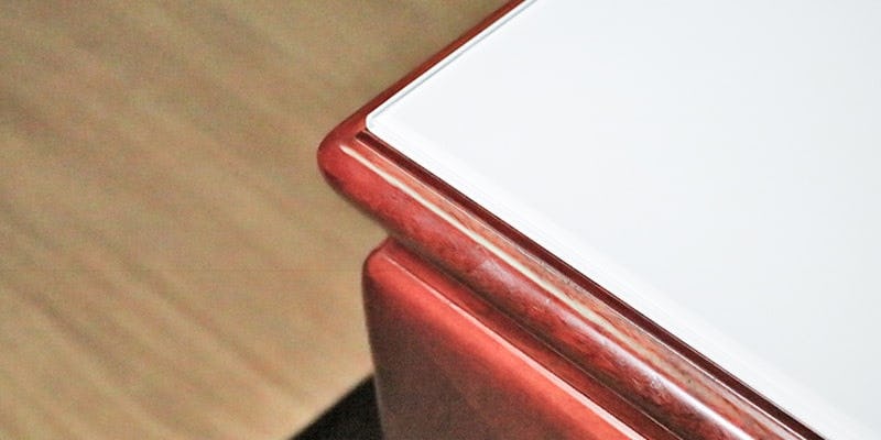 塗装カラーガラス「彩」(純白)を乗せた座敷テーブル