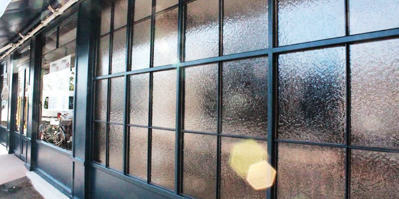 店舗の窓にデザインガラスの「サハラ」を使用した事例 (静岡県静岡市 S社様)