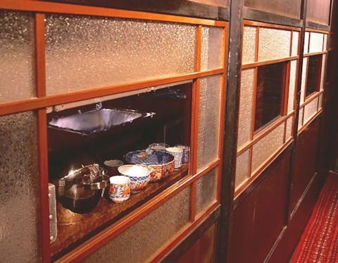 古民家風レストランの引き戸に使用した例(1)／昭和風レトロガラス／おすすめの波ガラス(波打ち・波板ガラス)
