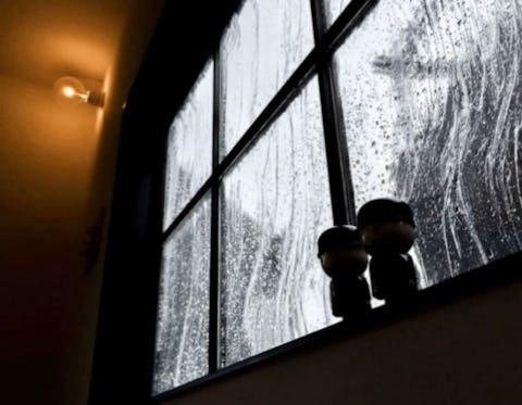 コンテナハウスの外窓に使用した例／アルトドイッチェK／おすすめの波ガラス(波打ち・波板ガラス)
