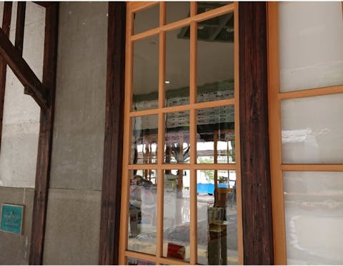駅舎の窓に使用した例(2)／昭和風レトロガラス／おすすめの波ガラス(波打ち・波板ガラス)