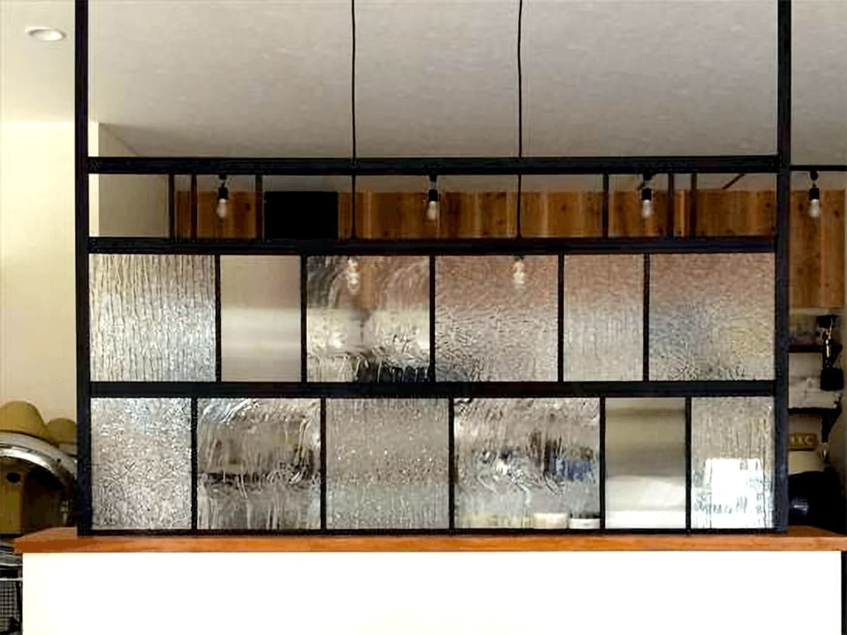 店舗のおしゃれなガラスパーテーション／デザイン例②飲食スペースの仕切り／4種類のデザインガラス使用