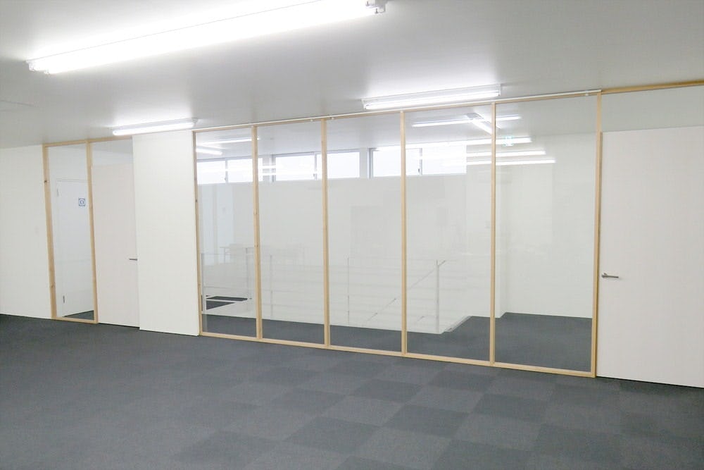 オフィスのおしゃれなガラスパーテーション／デザイン例①木製の柔らかな雰囲気