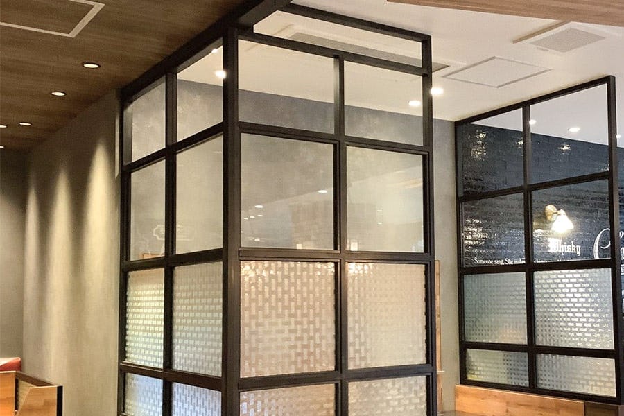 昭和型板ガラス／レトロやアンティークなデザインのカフェの内装