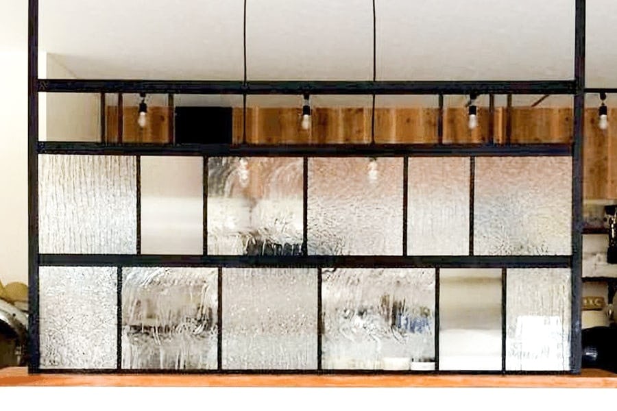 アンティークガラス-アブストラクト／カフェ内装に人気のデザインガラス