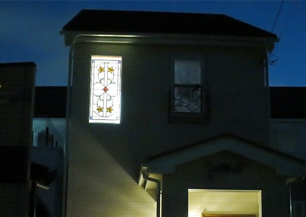 夜に外から見た外窓のステンドグラス