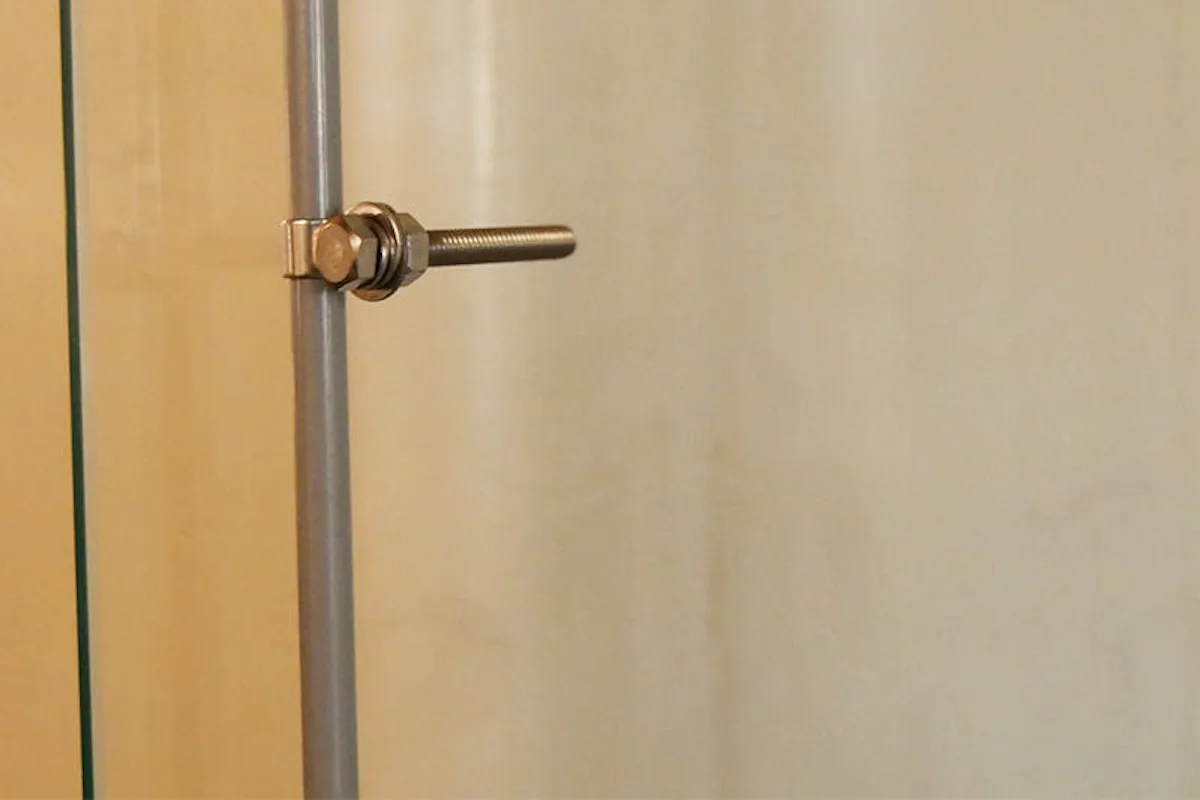 固定された金具