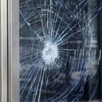窓の強度を上げる場合は強化ガラスより防犯ガラス