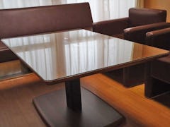 テーブルトップに「強化ガラス」を使用