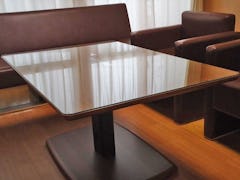 強化ガラス - 施工例：オフィス、自宅のテーブルトップ
