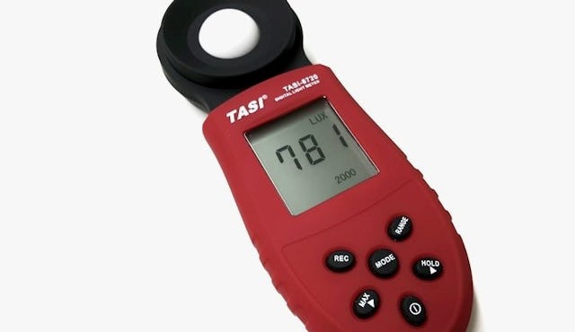 単板ガラス、複層ガラス、Low-E複層ガラスの光の通し方を比較するための照度計