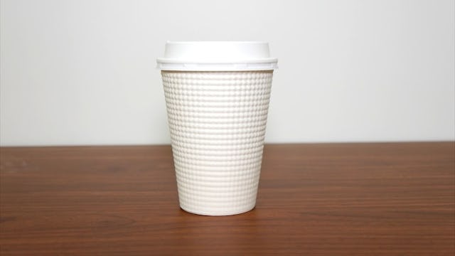 「単板ガラス」「複層ガラス」「Low-E複層ガラス」の見え方を比較する白色コップ