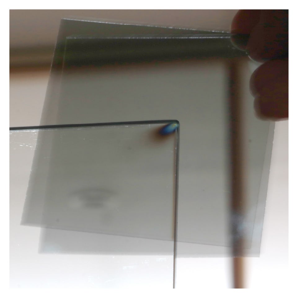 偏光板を使って、強化ガラスと普通のガラスを見分けることができる