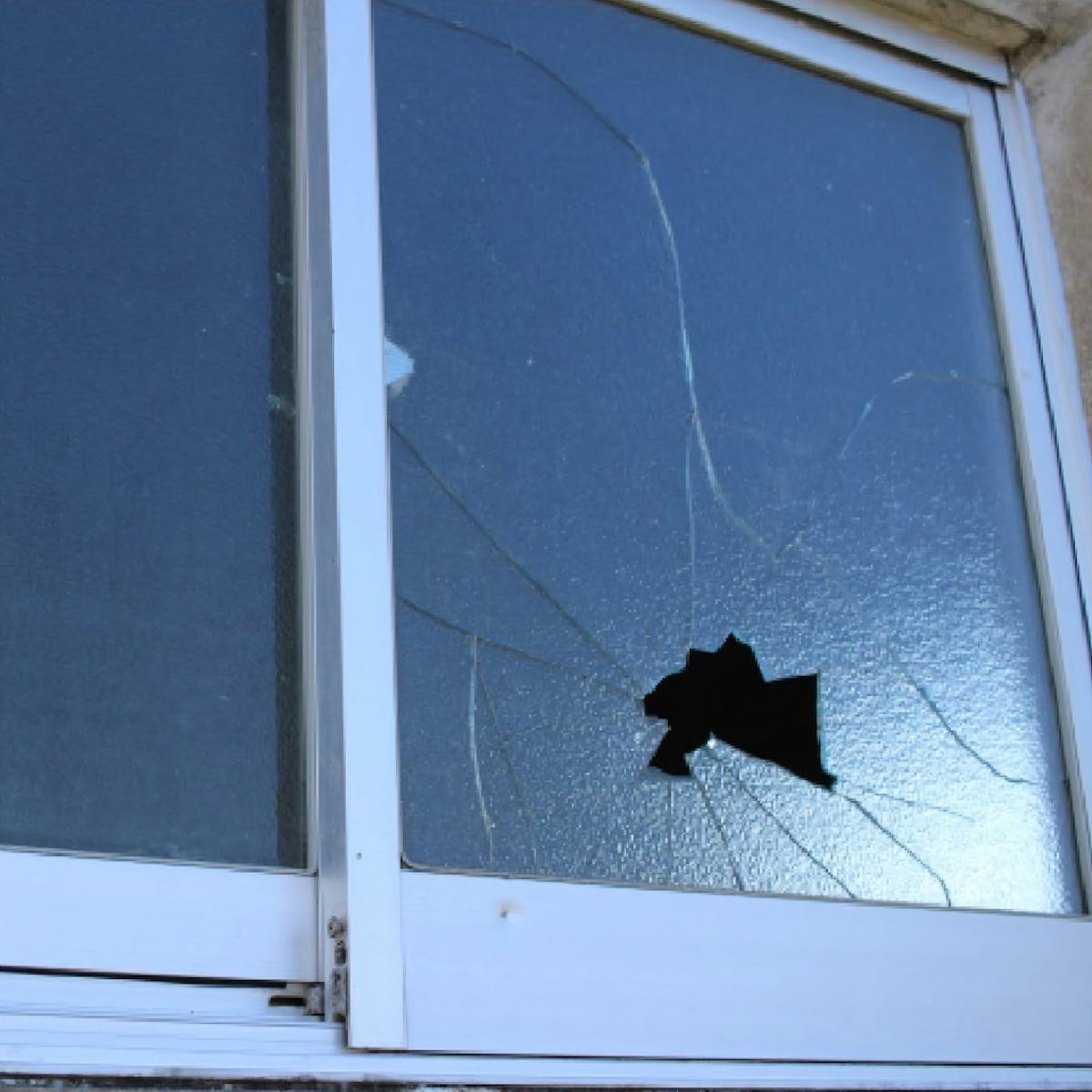 台風や地震による窓ガラスの破損の危険