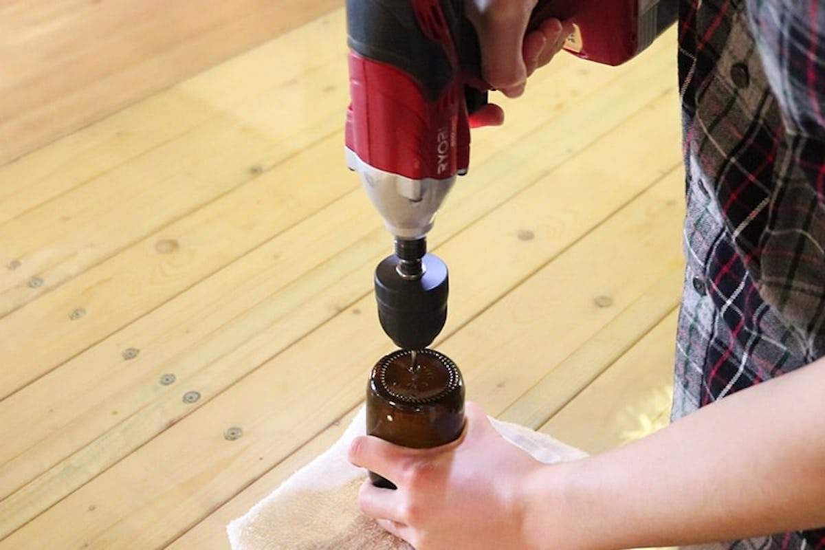 ガラス瓶 に 穴あけ はできる 実際に工具を使って穴をあけてみた オーダーガラス板 Com ガラス瓶 に 穴あけ はできる 実際に工具を使って穴をあけてみた オーダーガラス板 Com