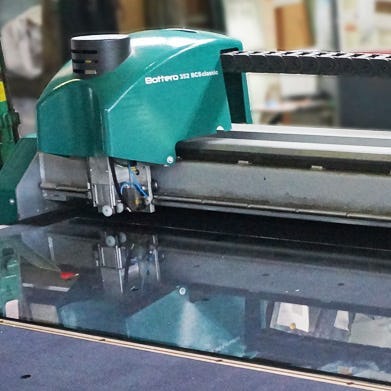 ガラスの切断加工の様子