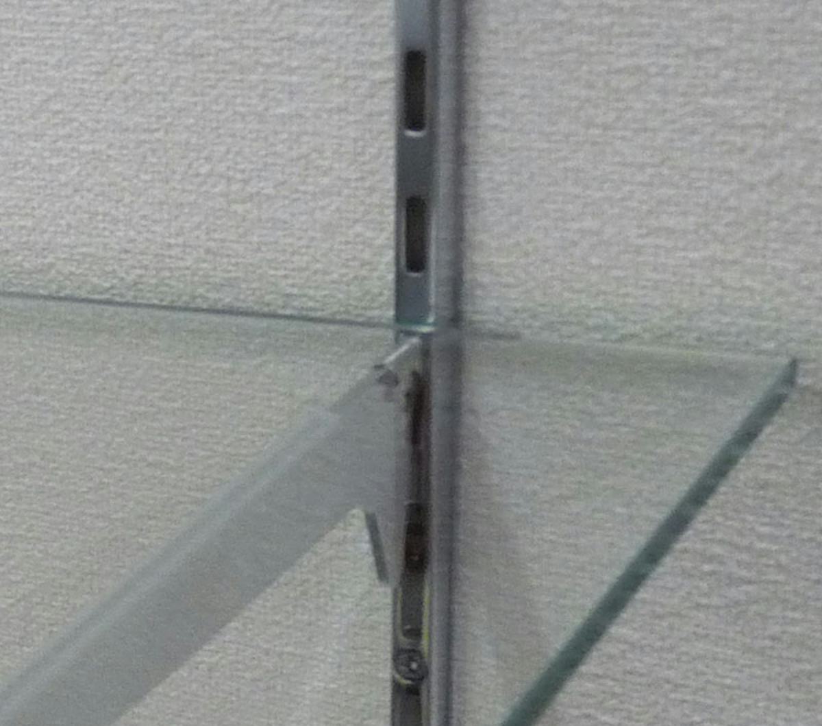 ガラス棚スリット支柱/ガラス棚を設置した様子