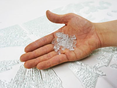 強化ガラスの割れ方 - 破片が粉々になり、手が切れず安全