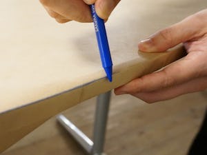 型紙で型を取る手順／テーブルトップのガラスの例 - ペンで角をなぞり、模造紙に型を取っていく
