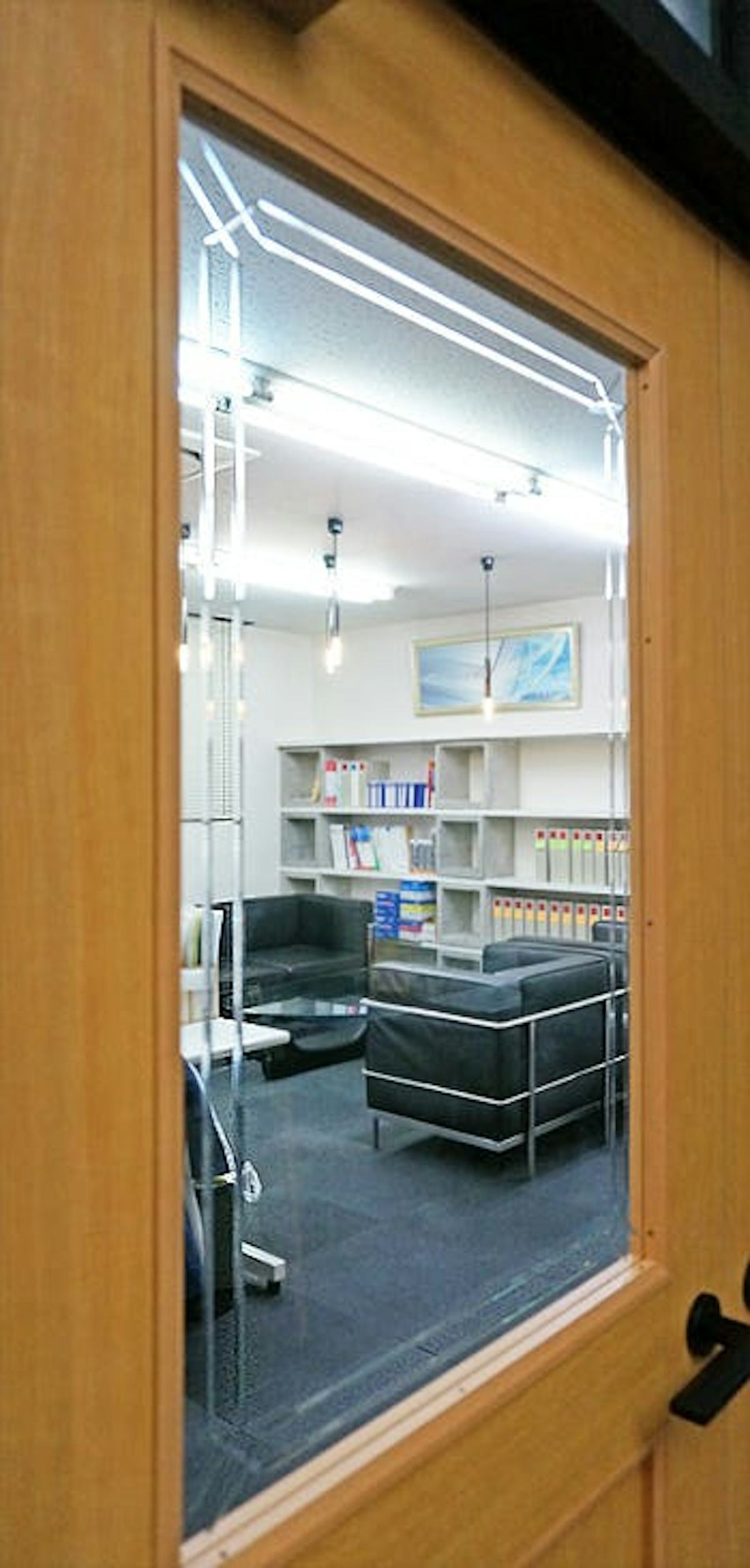 ガラスのVカット加工:ドアの建具の装飾ガラス