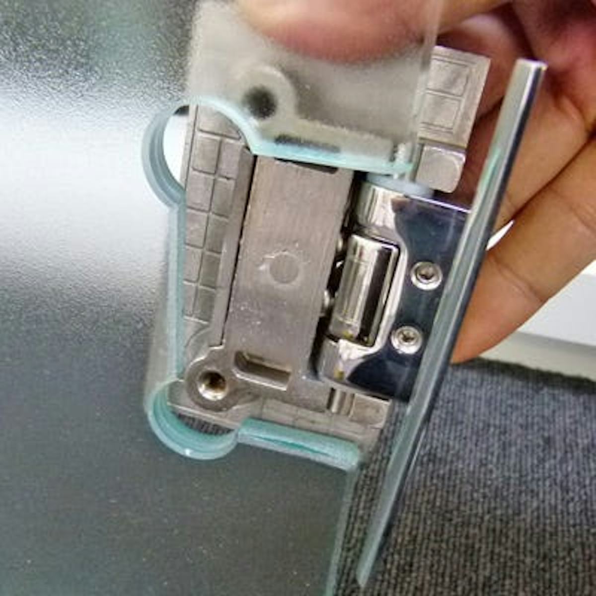 ガラスの蝶番・丁番加工