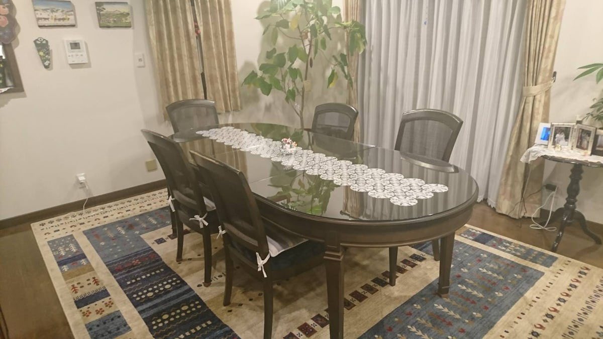 四辺に丸みを帯びたダイニングテーブルの天板に「強化ガラス」/O様