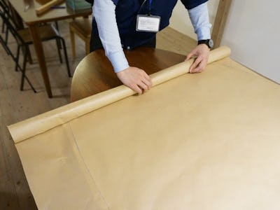 複雑な形のテーブルの型紙・採寸手順⑫ - 模造紙を丸めて筒状にする