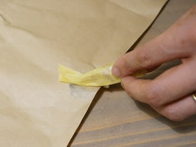 複雑な形のテーブルの型紙・採寸手順⑩ - 模造紙についているマスキングテープを剥がしていく
