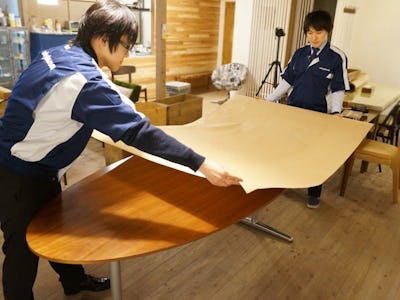 複雑な形のテーブルの型紙・採寸手順② - 模造紙を机の上に広げる