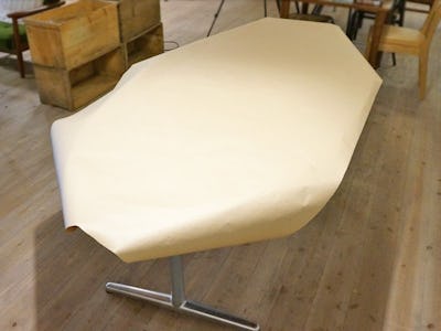 複雑な形のテーブルの型紙・採寸手順④ - カットした模造紙を机の上に載せる