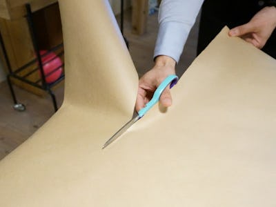 複雑な形のテーブルの型紙・採寸手順④ - 模造紙を机よりもひとまわり大きくカットする