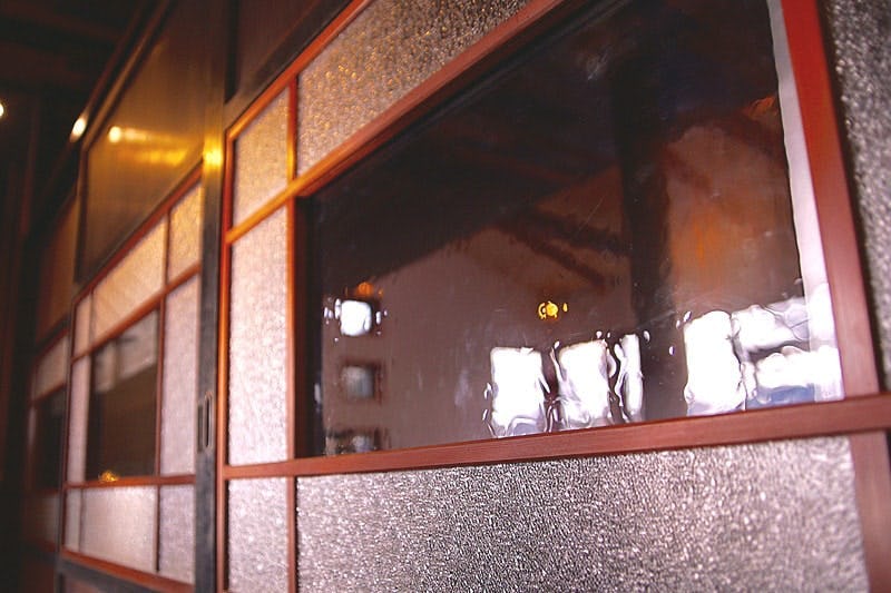 「昭和レトロ風ガラス」で古民家の昔のガラス・古いガラスを再現した事例(4)