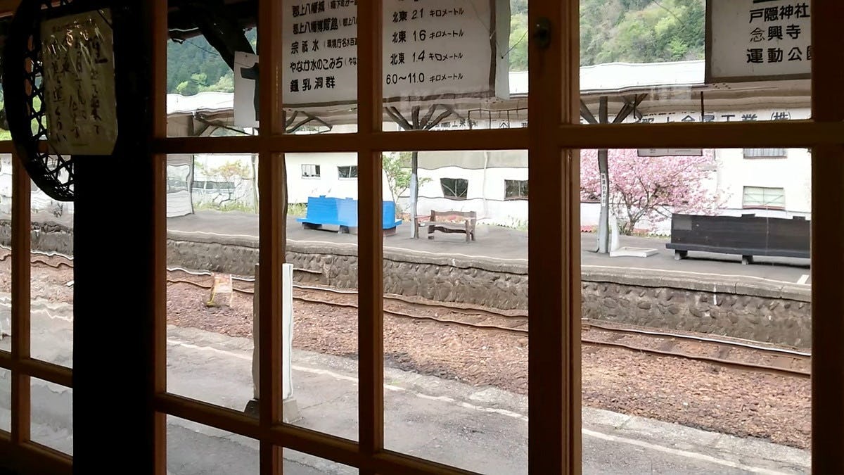 「昭和レトロガラス レトロン」で駅舎の大正ガラスの雰囲気を再現した事例(3)